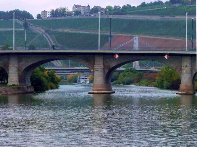 dscf2401 A newer arch bridge at Wurzburg
