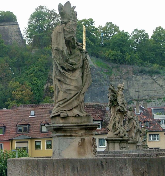 dscf2411 Statues on the Wurzburg Old Bridge