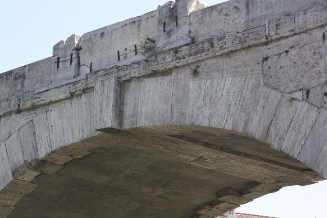 Ponte Cestio, crown detail