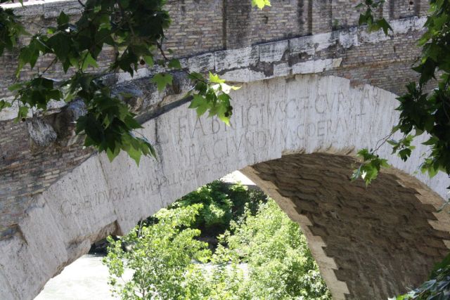 Ponte Fabricio, crown inscription